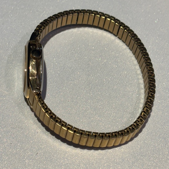 Vintage Timex Ladies Gold Tone Stretch Band Watch With CR 1216 Cell - Picture 7 of 9